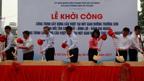 TP.HCM quyết thu hồi nhà công vụ dùng sai mục đích, cắt giảm mua xe, lễ lạt - ảnh 1