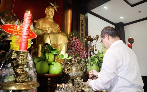 Ông Nguyễn Thiện Nhân tới dâng hương Bác Hồ sau khi nhận chức vụ mới - ảnh 1