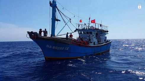 Cứu 17 ngư dân Nghệ An lênh đênh trên đường phân định Vịnh Bắc Bộ - ảnh 1