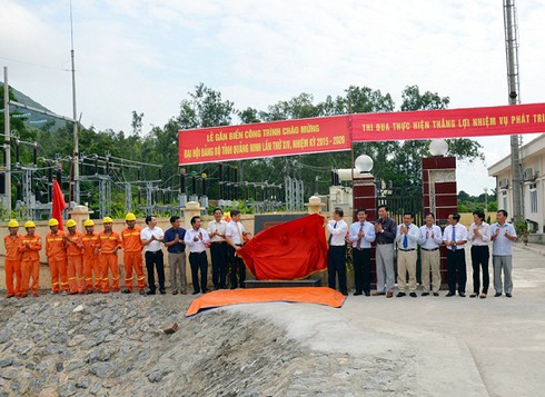 Quảng Ninh: Gắn biển chào mừng Đại hội Đảng bộ tỉnh lần thứ XIV - ảnh 1
