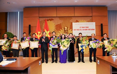 Đảng bộ cơ quan Văn phòng Quốc hội trao tặng Huy hiệu Đảng - ảnh 1