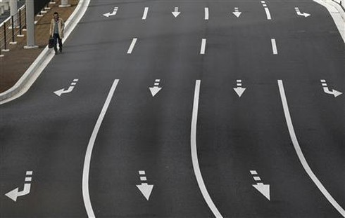 Tiêu 100 tỷ USD: Nhiệm vụ bất khả thi của Nhật - ảnh 1