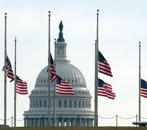 Truyền thống và cách treo cờ rủ ở một số quốc gia trên thế giới - ảnh 1