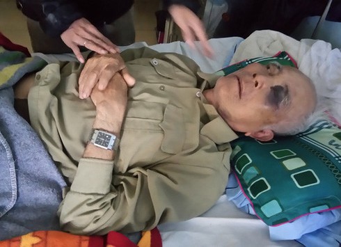 Khởi tố thầy giáo vô cớ đánh vợ chồng cụ già hàng xóm bị thương nặng - ảnh 1