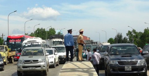 Quảng Bình: Hàng chục ô tô