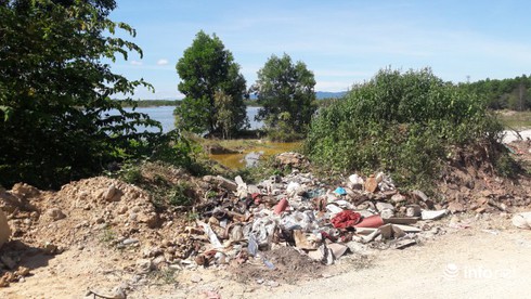 Quảng Bình: Rác thải uy hiếp hồ Bàu Vèng - ảnh 1