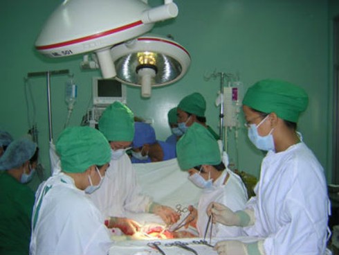 Hà Nội: Mổ đẻ, trẻ sơ sinh bị gãy hai chân và tay - ảnh 1