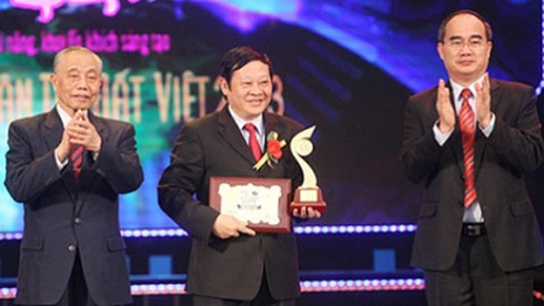 BS Nguyễn Viết Tiến: Về nhà lúc nửa đêm nhưng vợ tôi không biết ghen! - ảnh 2