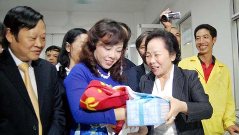 BS Nguyễn Viết Tiến: Về nhà lúc nửa đêm nhưng vợ tôi không biết ghen! - ảnh 1