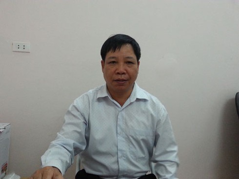 Bắt vợ phải vừa âu yếm chồng vừa chửi thề người tình cũ - ảnh 1