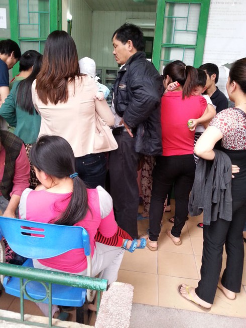 Dịch sởi bùng phát: Các phòng tiêm chủng kẹt cứng người - ảnh 1