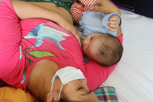 Chùm ảnh: Cuối giờ chiều bệnh nhi vạ vật xếp hàng chờ khám bệnh - ảnh 2