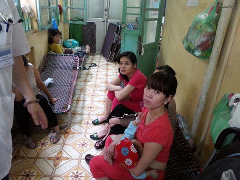 Chùm ảnh: Cuối giờ chiều bệnh nhi vạ vật xếp hàng chờ khám bệnh - ảnh 11