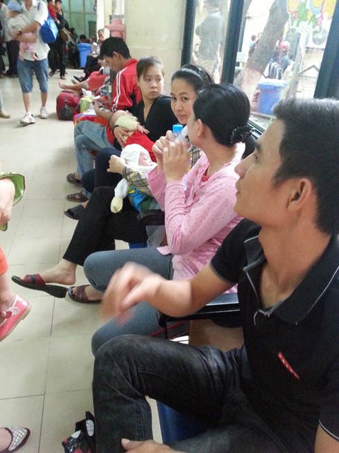 Chùm ảnh: Cuối giờ chiều bệnh nhi vạ vật xếp hàng chờ khám bệnh - ảnh 4