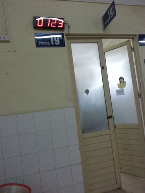 Chùm ảnh: Cuối giờ chiều bệnh nhi vạ vật xếp hàng chờ khám bệnh - ảnh 8