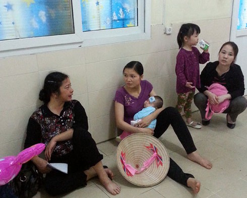 Chùm ảnh: Cuối giờ chiều bệnh nhi vạ vật xếp hàng chờ khám bệnh - ảnh 6