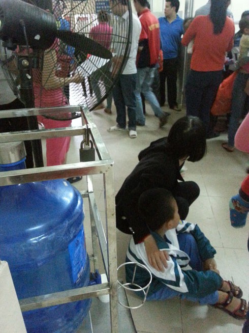 Chùm ảnh: Cuối giờ chiều bệnh nhi vạ vật xếp hàng chờ khám bệnh - ảnh 7