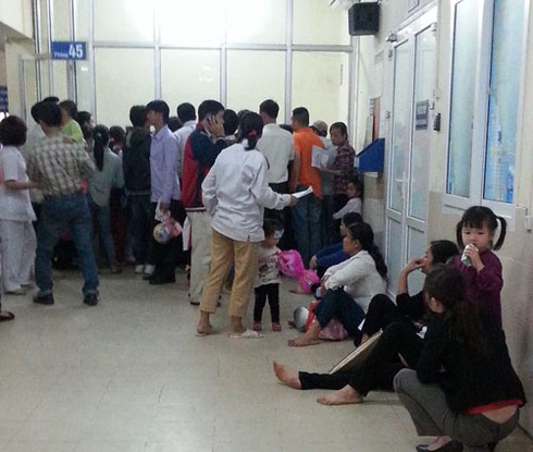 Chùm ảnh: Cuối giờ chiều bệnh nhi vạ vật xếp hàng chờ khám bệnh - ảnh 5
