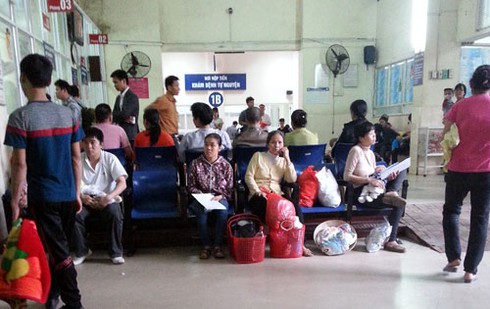 Chùm ảnh: Cuối giờ chiều bệnh nhi vạ vật xếp hàng chờ khám bệnh - ảnh 9