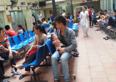 Chùm ảnh: Cuối giờ chiều bệnh nhi vạ vật xếp hàng chờ khám bệnh - ảnh 10