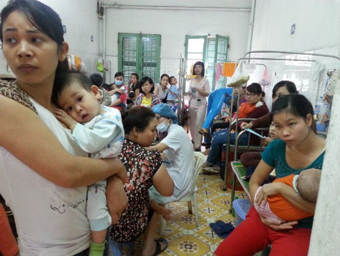 BS nứt nẻ ngón tay, phải quấn gạc vì bóc và tiêm thuốc quá nhiều - ảnh 1