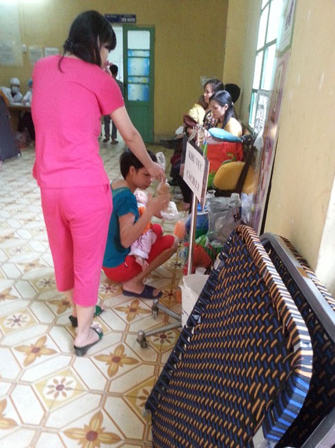 Chùm ảnh: Cuối giờ chiều bệnh nhi vạ vật xếp hàng chờ khám bệnh - ảnh 12