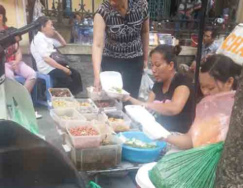 Giật mình quán cơm