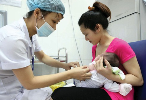 GS Nguyễn Trần Hiển: Ra nước ngoài tiêm vắc xin là quá lãng phí! - ảnh 1
