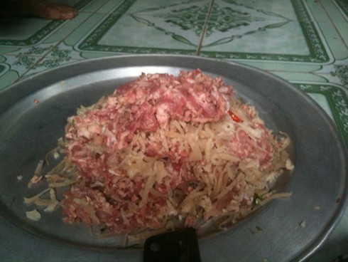 Món chạo làm từ xương, thịt lợn sống: Viêm não viếng thăm - ảnh 1