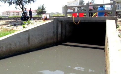 Nam thanh niên uống nước cống... chữa bệnh tim - ảnh 1