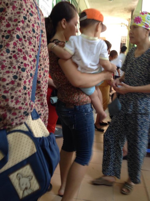 Ôm con chạy khắp nơi để tiêm vắc xin: Bất chấp cả thời điểm vàng - ảnh 1