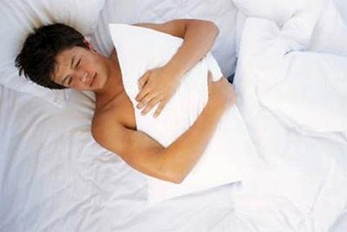 Khát khao kích cỡ như Tây, nam thanh niên tự bơm dầu ăn