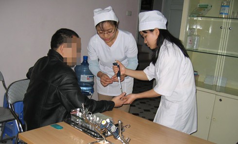 Tức tối mang con đi xét nghiệm ADN vì không cùng nhóm máu - ảnh 1