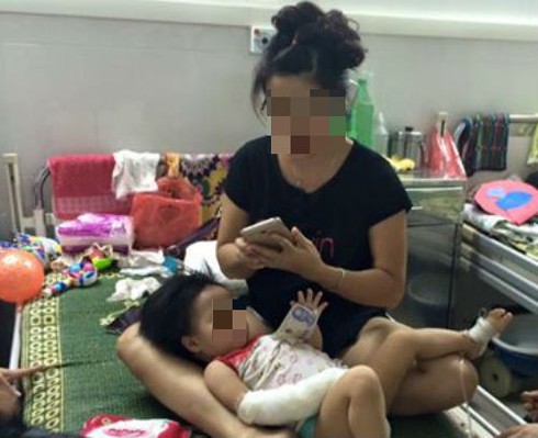 Trăm kiểu trẻ bị bỏng trong mùa hè - ảnh 1