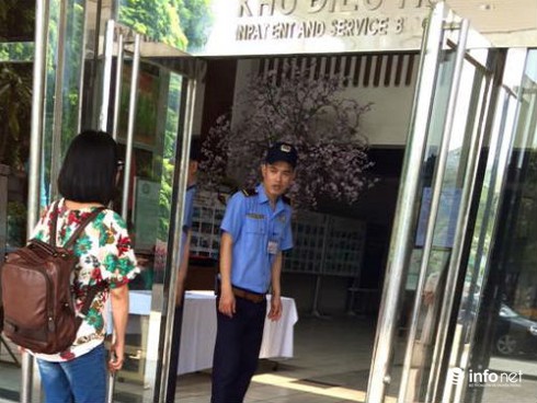 Bệnh viện cam kết làm hài lòng người bệnh: Hãy bắt đầu từ nhân viên bảo vệ! - ảnh 1