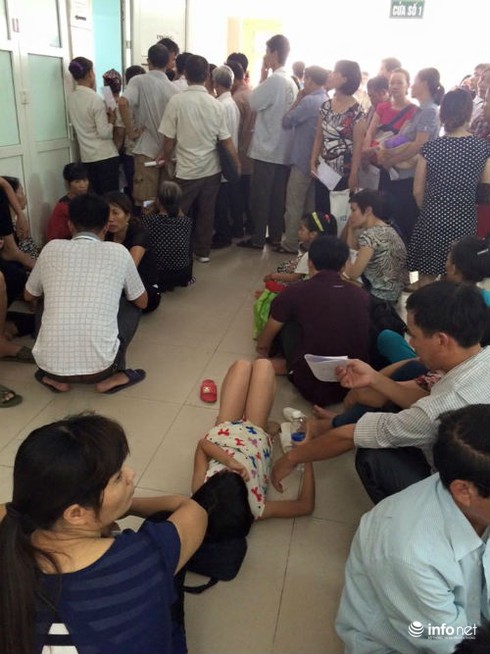 Sợ bệnh bạch hầu, cứ đau họng là đến viện khám - ảnh 1