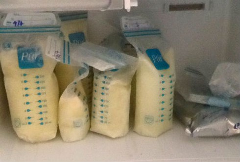 Cho - tặng sữa mẹ trên mạng: Rước bệnh gì cho trẻ sơ sinh? - ảnh 1