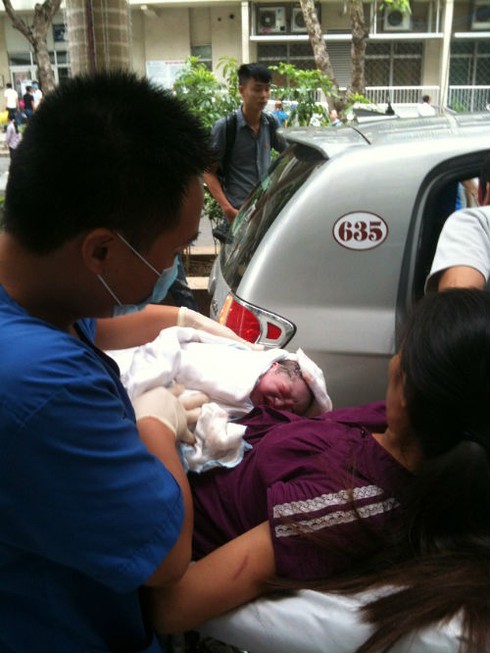Thai phụ đẻ rơi trên taxi, chồng làm bà đỡ - ảnh 1