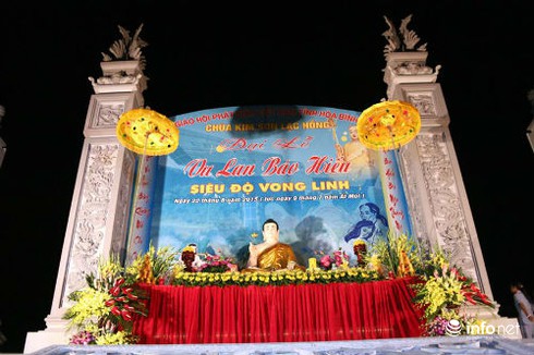 Cài bông hồng, thả đèn hoa đăng báo hiếu mùa Vu Lan - ảnh 1