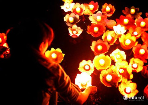 Cài bông hồng, thả đèn hoa đăng báo hiếu mùa Vu Lan - ảnh 10