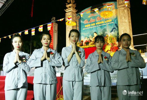 Cài bông hồng, thả đèn hoa đăng báo hiếu mùa Vu Lan - ảnh 3