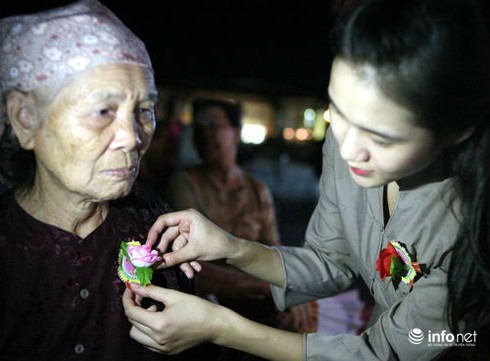 Cài bông hồng, thả đèn hoa đăng báo hiếu mùa Vu Lan - ảnh 4