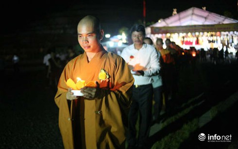 Cài bông hồng, thả đèn hoa đăng báo hiếu mùa Vu Lan - ảnh 6