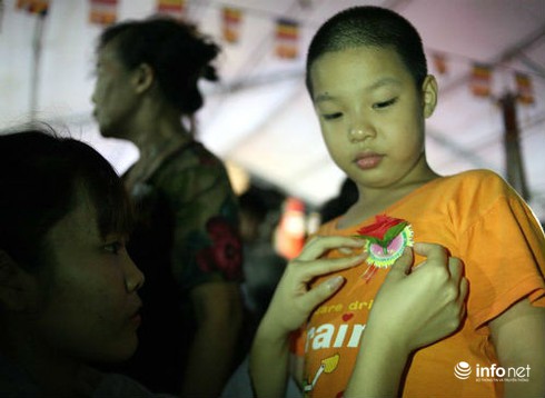 Cài bông hồng, thả đèn hoa đăng báo hiếu mùa Vu Lan - ảnh 5