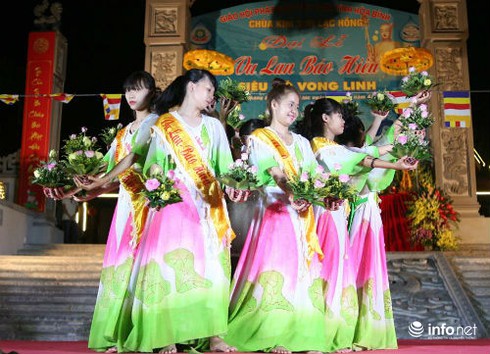 Cài bông hồng, thả đèn hoa đăng báo hiếu mùa Vu Lan - ảnh 2