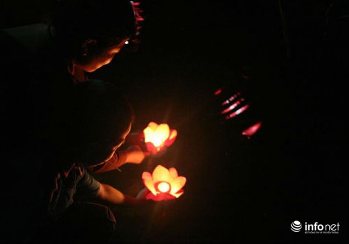 Cài bông hồng, thả đèn hoa đăng báo hiếu mùa Vu Lan - ảnh 7