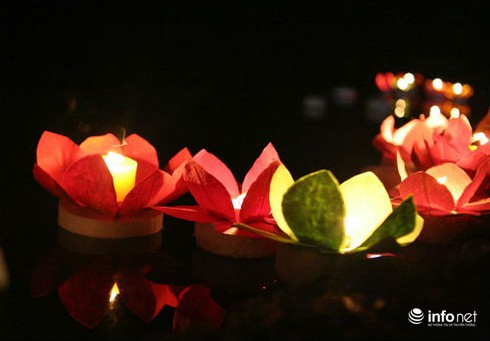 Cài bông hồng, thả đèn hoa đăng báo hiếu mùa Vu Lan - ảnh 9