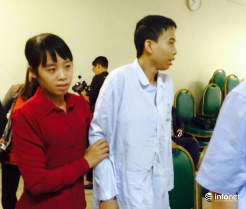 Cứu người chồng mắc khối u cột sống có thể gãy lưng bất cứ lúc nào - ảnh 1