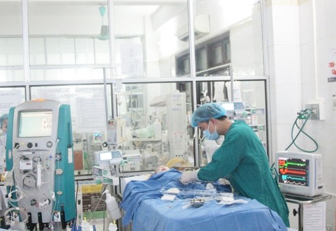 Hồi sức lưu động cứu sống bé gái sốc thuốc tại Ninh Bình - ảnh 1