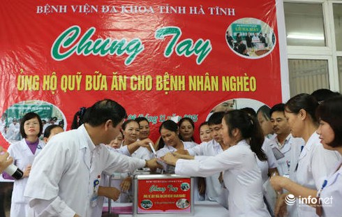 Bệnh viện đa khoa tỉnh Hà Tĩnh quyên góp bữa ăn cho bệnh nhân nghèo - ảnh 1